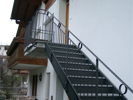 Eingangstreppe mit Geländer, Stufenbleche geschlossen