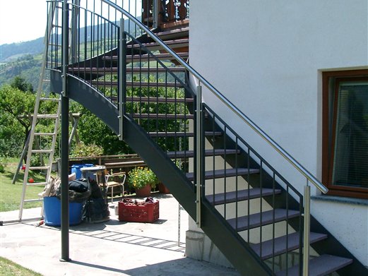Außenstiege Eisen Inox, viertelgewendelt mit Stufenbleche und Steinplatten