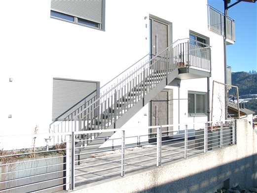 Eingangstreppe mit Gitterroststufen, pulverbeschichtet 2022