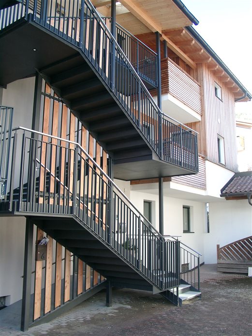 Eingangstreppe Privathaus Feldthurns Montage 2023