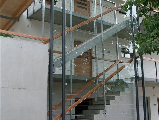 Stiege mit Glasverkleidung, Balkone Stahl / Beton