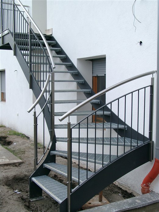 Eingangsstiege mit Gitterroststufen externer Zugang  Wohnung in Feldthurns