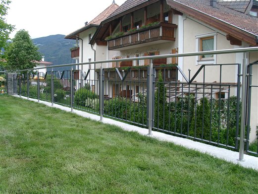 Brüstungsgeländer Inox-Elemente beschichtet Ferienhaus in Gufidaun (Montage Mai 2015)