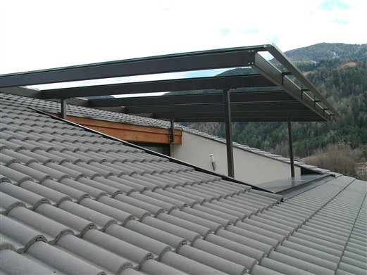 Stahl-Glas-Überdachung einer Dachterasse, Wohnhaus in Schrambach-Feldthurns Montage Feb. 2016