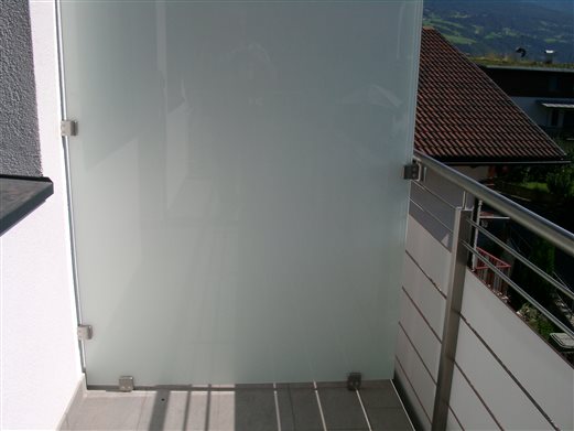 Balkon-Trennwand VSG-Glas mit mattweißer Folie befestigt mit Glasklemmhalter Inox