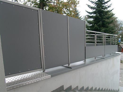 Durchgang und Sichtschutz-Geländer Inox-HPL-Platten in Feldthurns
