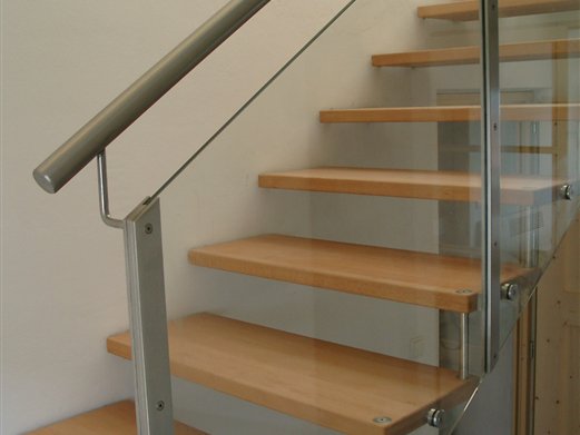 Stufen Holz Geländer Inox mit Glasfüllung