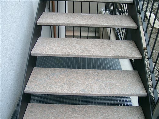 Luserner-Stein auf Stufenplatten 