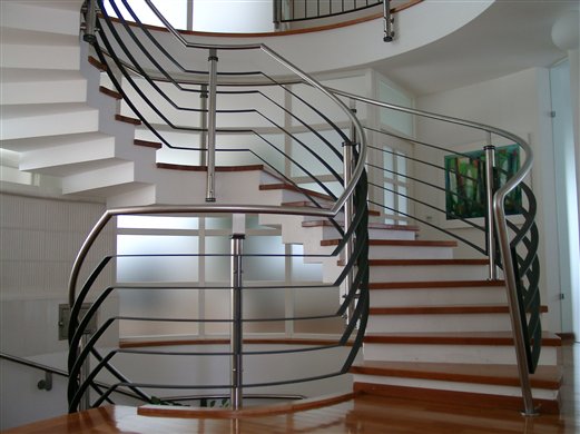 Treppe mit gewendeltem Geländer als Mittelpunkt im Haus
