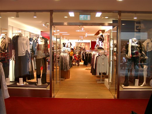 Geschäftseingang mit zweiflügeligen Ganzglastüren für ein Bekleidungsgeschäft in Bruneck