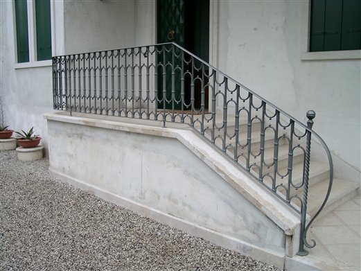Treppen-Geländer für ein Wohnhaus in Vicenza alles von Hand geschmiedet
