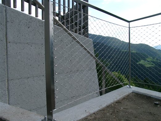 Geländer aus satiniertem Flachinox, mit Netzbespannung (Montage Mai 2015)