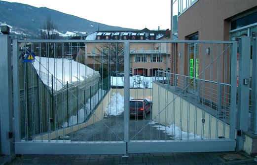 Zweiflügelige Durchfahrts-Toranlage mit Hydro Antrieb, Funkfern-Steuerung, und Schlüsseltaster Stahl verzinkt und pulverbeschichtet  