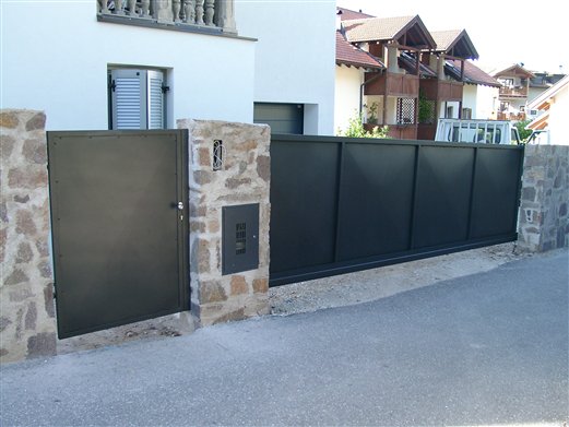 Automatische Toranlage aus Aluminium  freitragende Rollenschiene Haus in Auer 