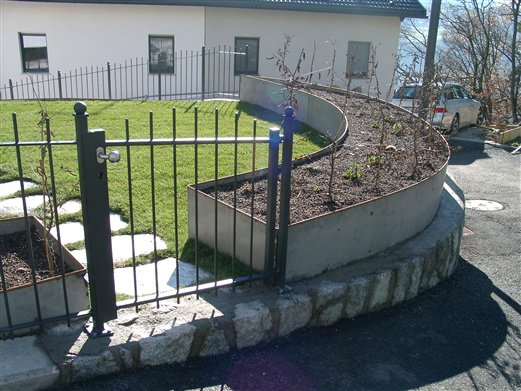 Hochbeet aus Eisenblech an die Gartenform angepasst in Verdings bei Klausen